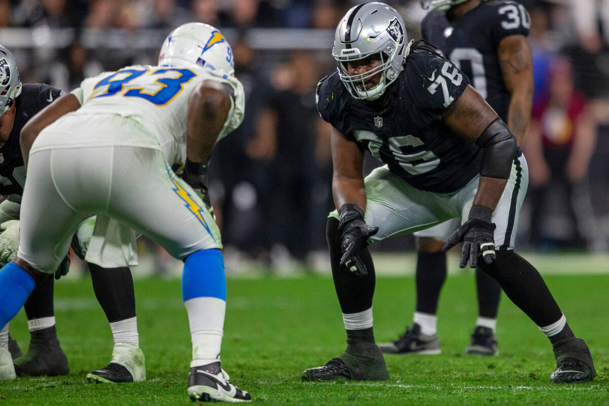 Raiders guard John Simpson (76) lines up against Los Angeles Chargers defensive tackle Justin J ...