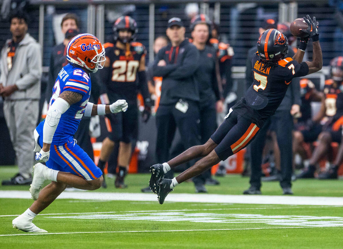 Oregon State Beavers wide receiver Silas Bolden (7) extends out for a long reception over Flori ...