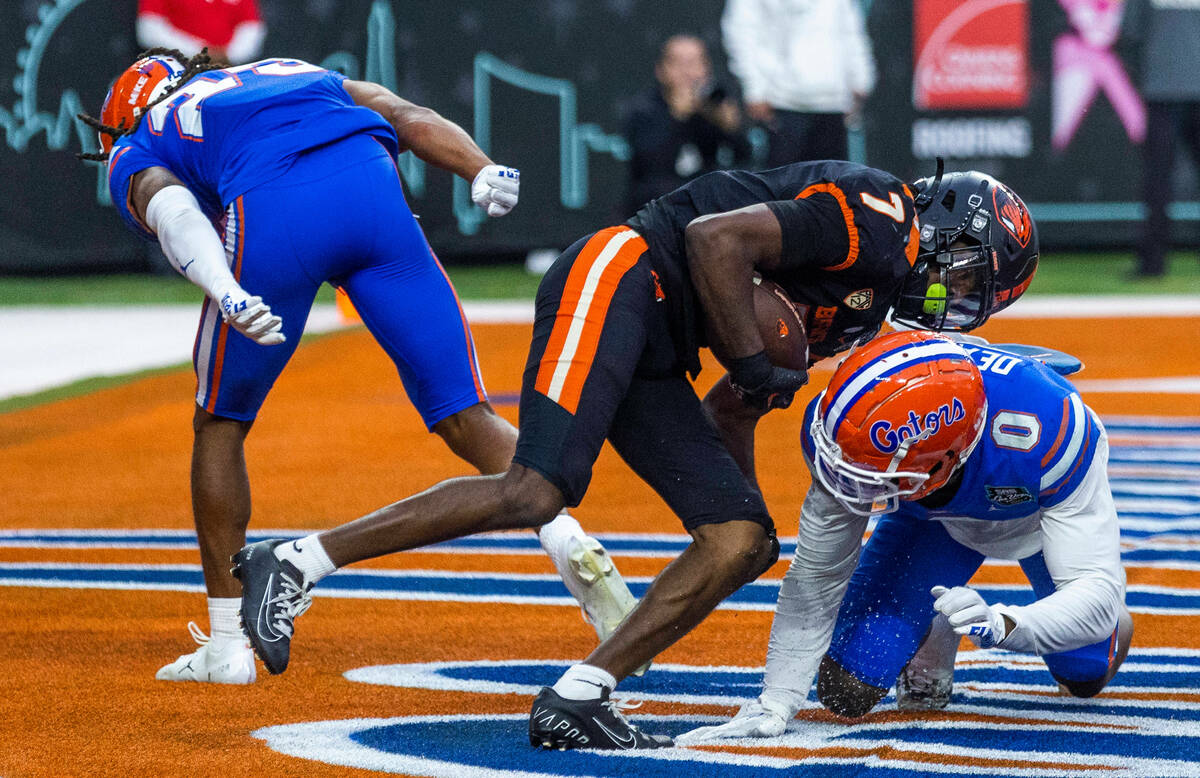 Oregon State Beavers wide receiver Silas Bolden (7) secures another touchdown pass over Florida ...