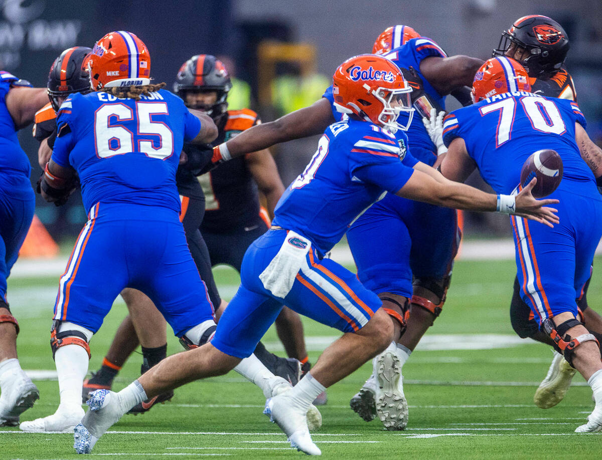 Florida Gators quarterback Jack Miller III (10) attempts to recover a loose ball versus the Ore ...