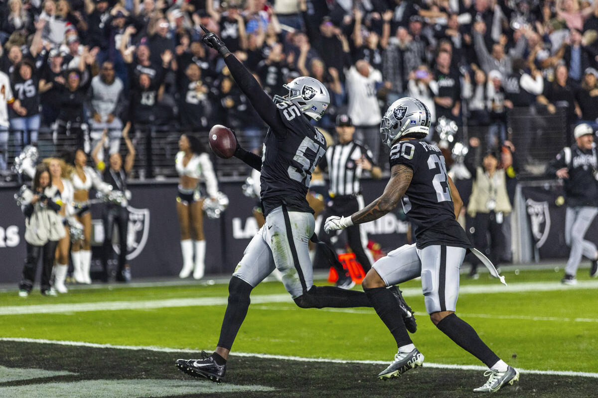 Patriots' lateral decision leads to insane loss to Raiders