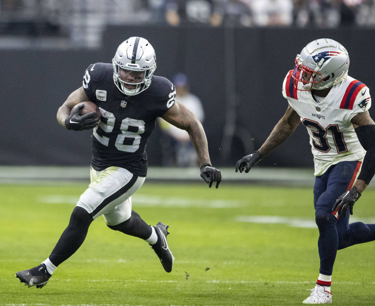 Jones snags lateral on final play, Raiders stun Patriots - The San Diego  Union-Tribune