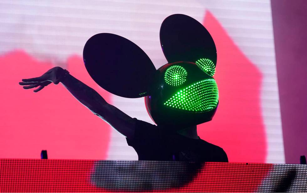 Produser musik elektronik Deadmau5 tampil pada Sabtu 17 Juli 2021 di SoFi Stadium di Los An...