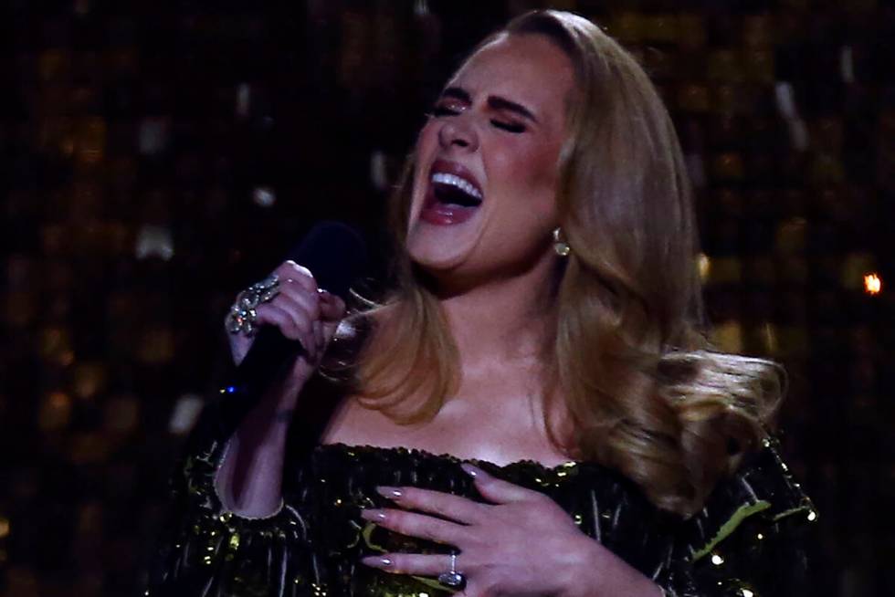 Adele tampil di panggung Brit Awards 2022 di London pada Selasa, 8 Februari 2022. (Foto oleh Joel ...