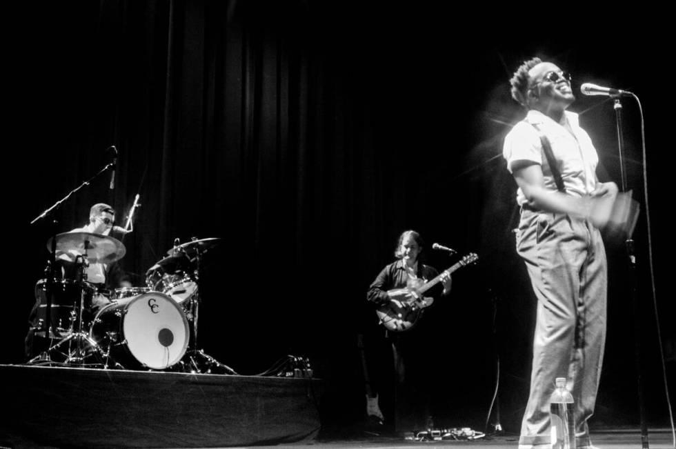 Durand Jones & The Indications kembali ke Brooklyn Bowl di The Linq untuk pertunjukan Malam Tahun Baru…