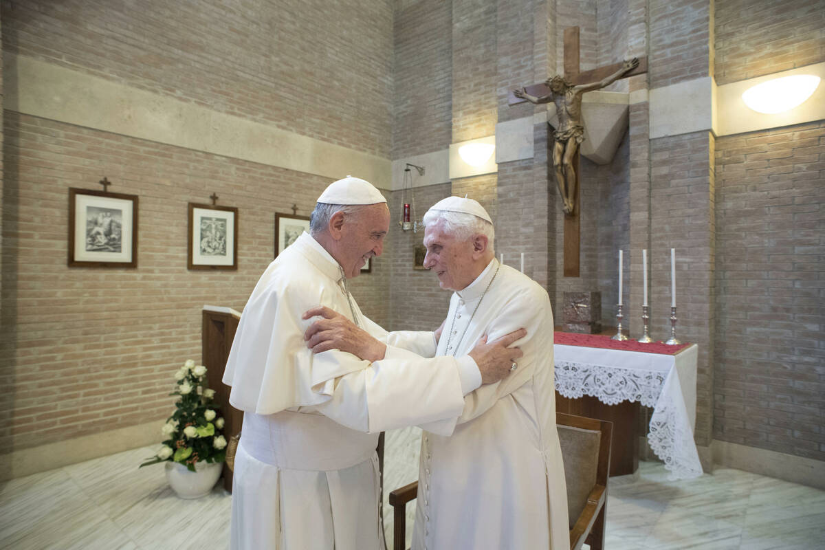Vatikan mengatakan kesehatan pensiunan Paus Benediktus XVI ‘memburuk’