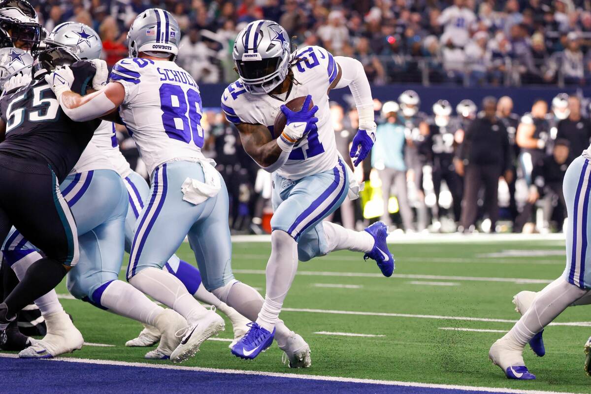 Dallas Cowboys' Ezekiel Elliott runs for a touchdown during the first half of an NFL football g ...