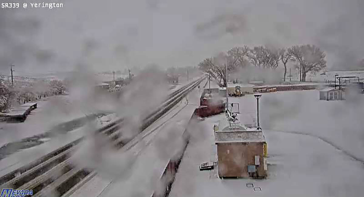 Heavy snow on State Route 339 at Yerington, Nev., about 2:40 p.m. Saturday, Dec. 31, 2022. (NDOT)