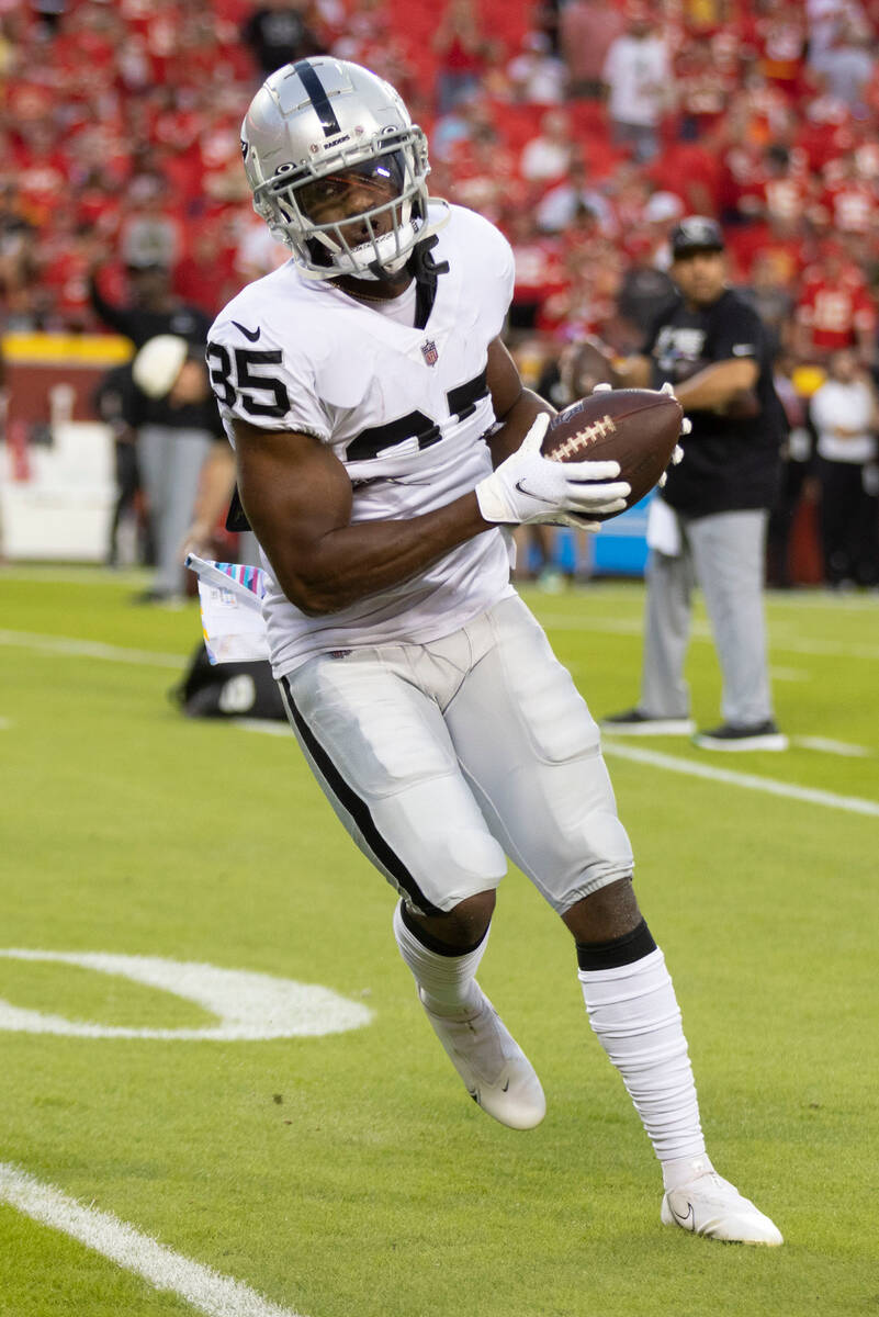 Raiders running back Zamir White (35) makes a catch before an NFL game against the Kansas City ...