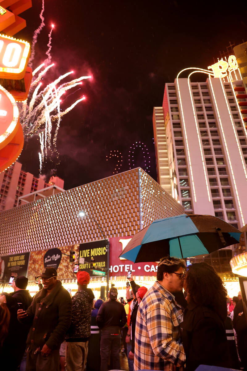 Thousands celebrate New Year's Eve in Vegas despite virus - Los Angeles  Times