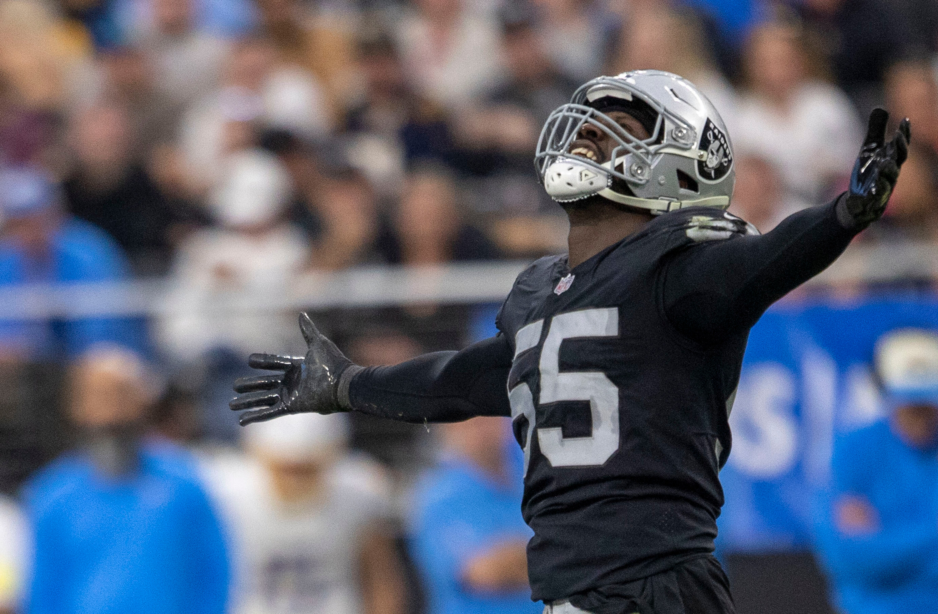 Chandler Jones dari Raiders menang dengan 3 karung