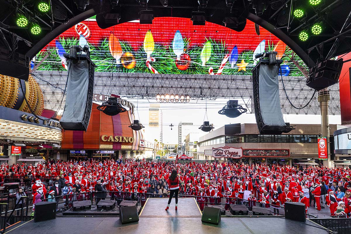 Ribuan Santa berlomba mengumpulkan dana di pusat kota Las Vegas