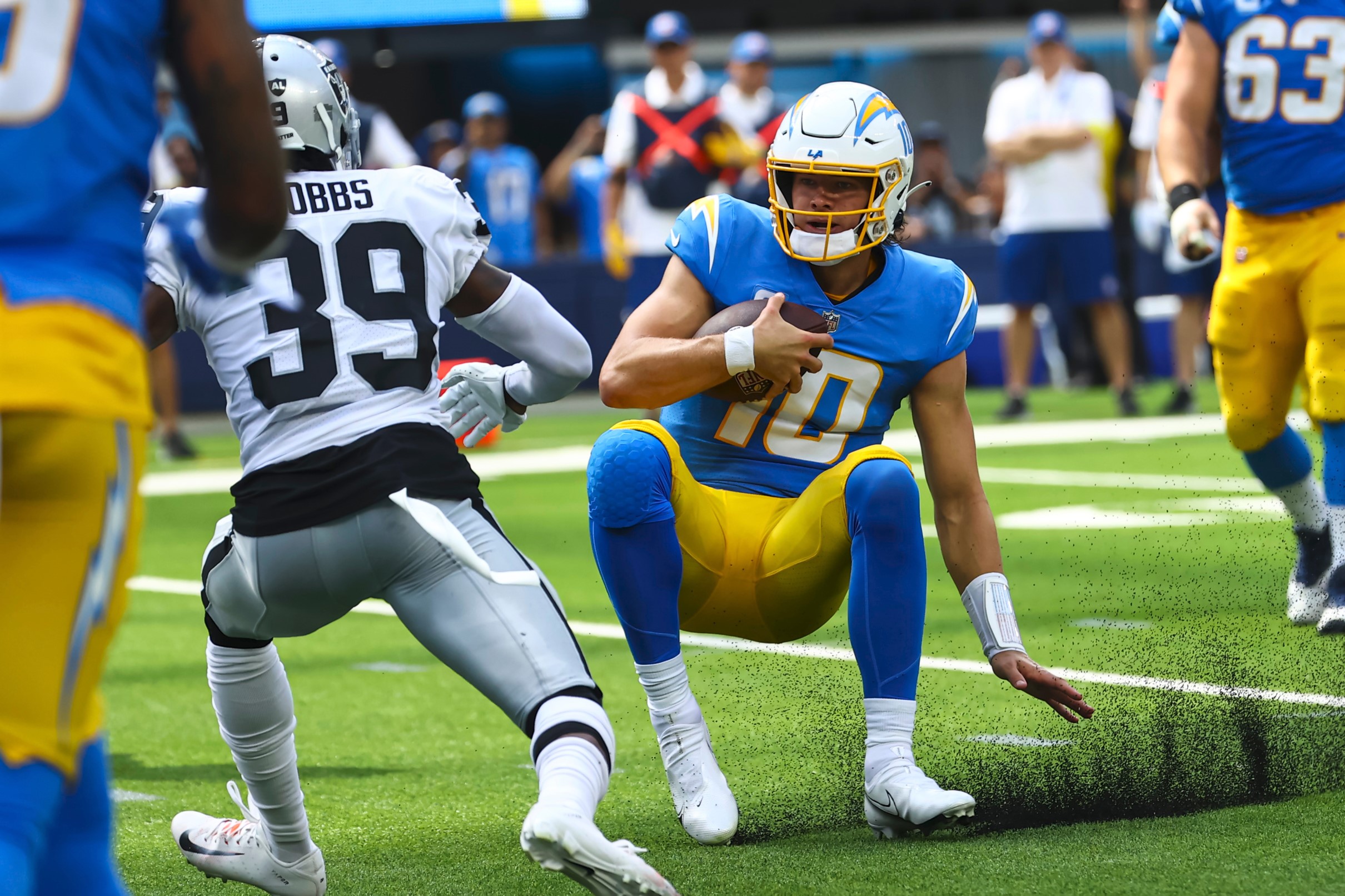 Raiders tepat di rumah di SoFi Stadium melawan Rams, Chargers