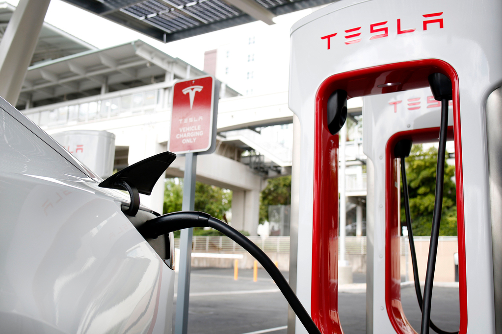 Tesla menghabiskan ,6 miliar untuk membangun baterai dan semi-truk listrik di Nevada Utara
