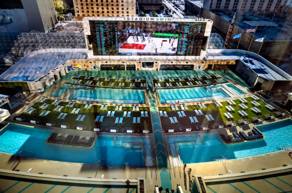 Pemandangan stadion Berenang dari atas di Flex King Suite di Circa pada Jumat, 18 Desember 2020, di Las ...