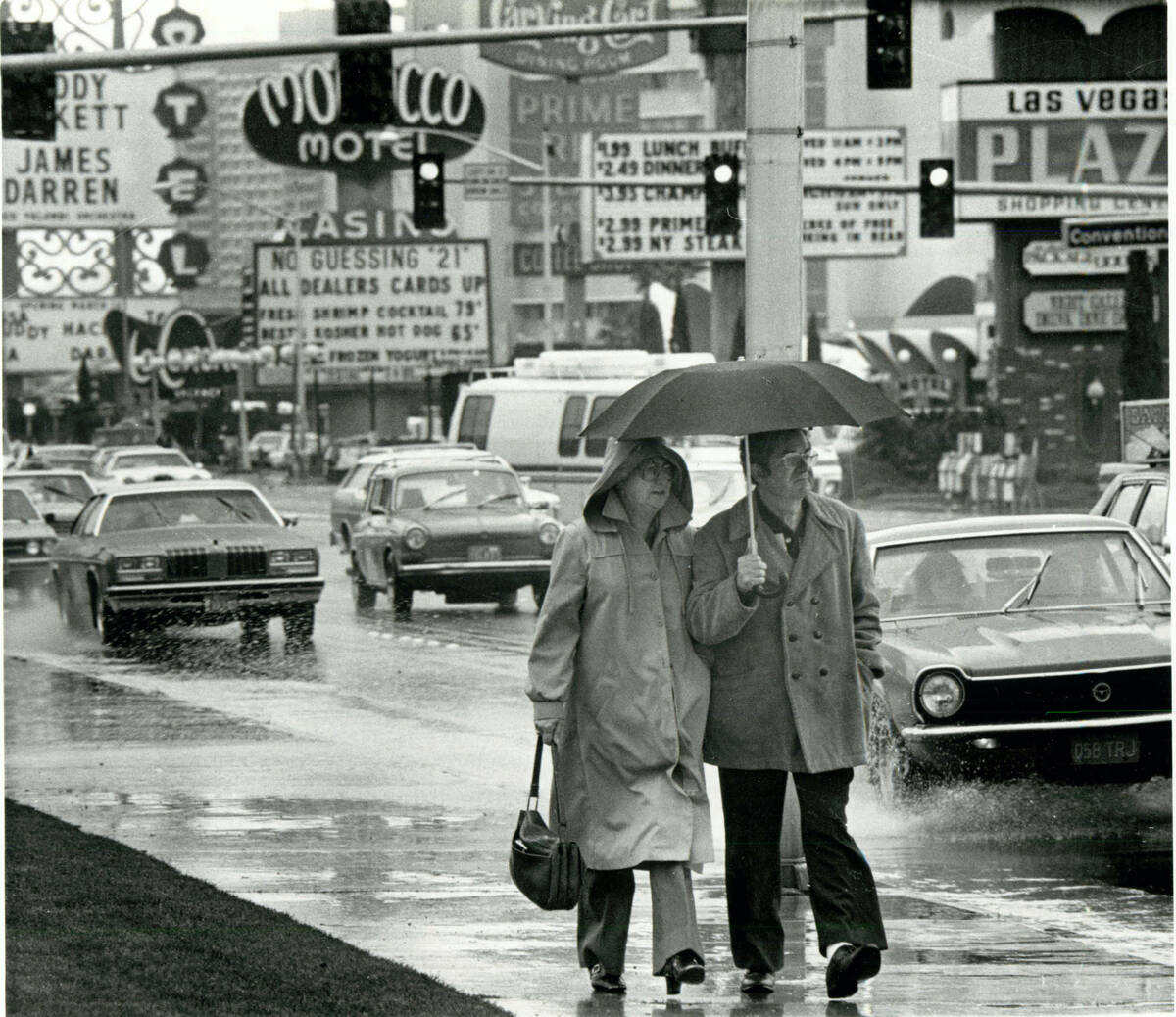 A couple walks past the Stardust hotel on the Las Vegas Strip in 1981. (Las Vegas Review-Journa ...