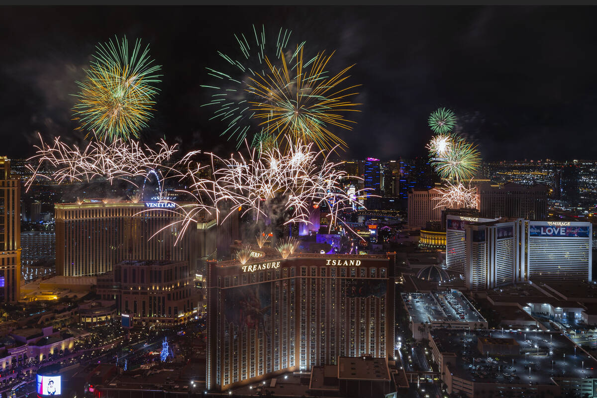 Las Vegas merayakan Malam Tahun Baru dengan kembang api, hujan ringan