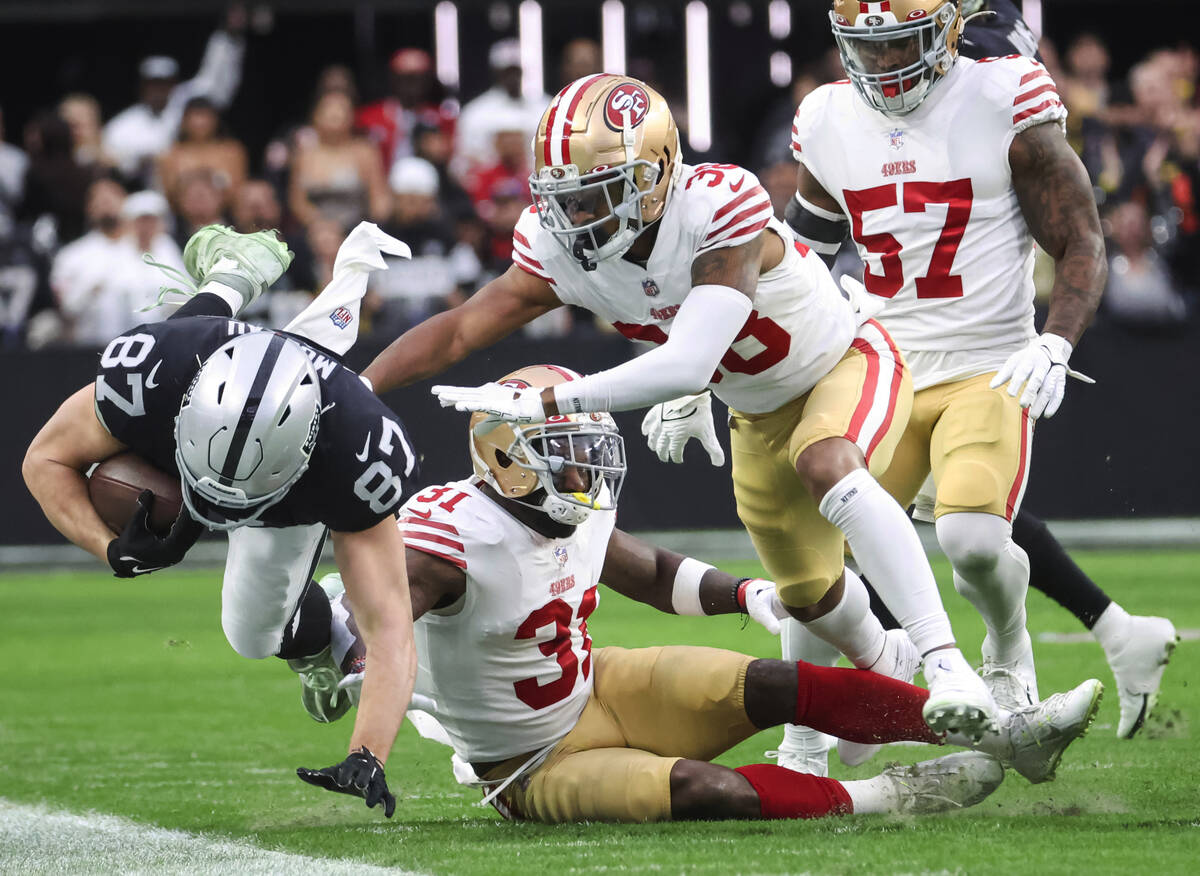 Raiders tight end Foster Moreau (87) gets forced out of bounds by San Francisco 49ers cornerbac ...