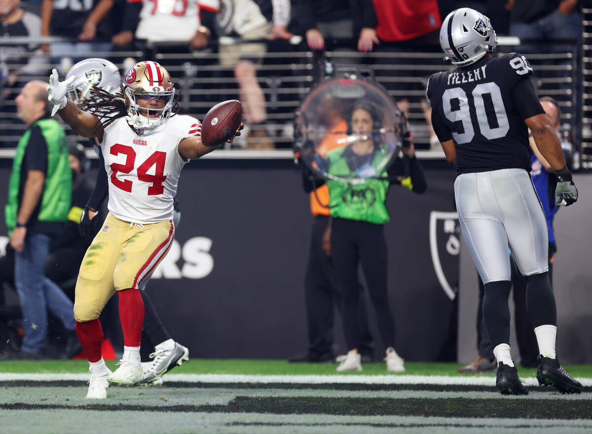 San Francisco 49ers running back Jordan Mason (24) makes a touchdown catch against the Raiders ...