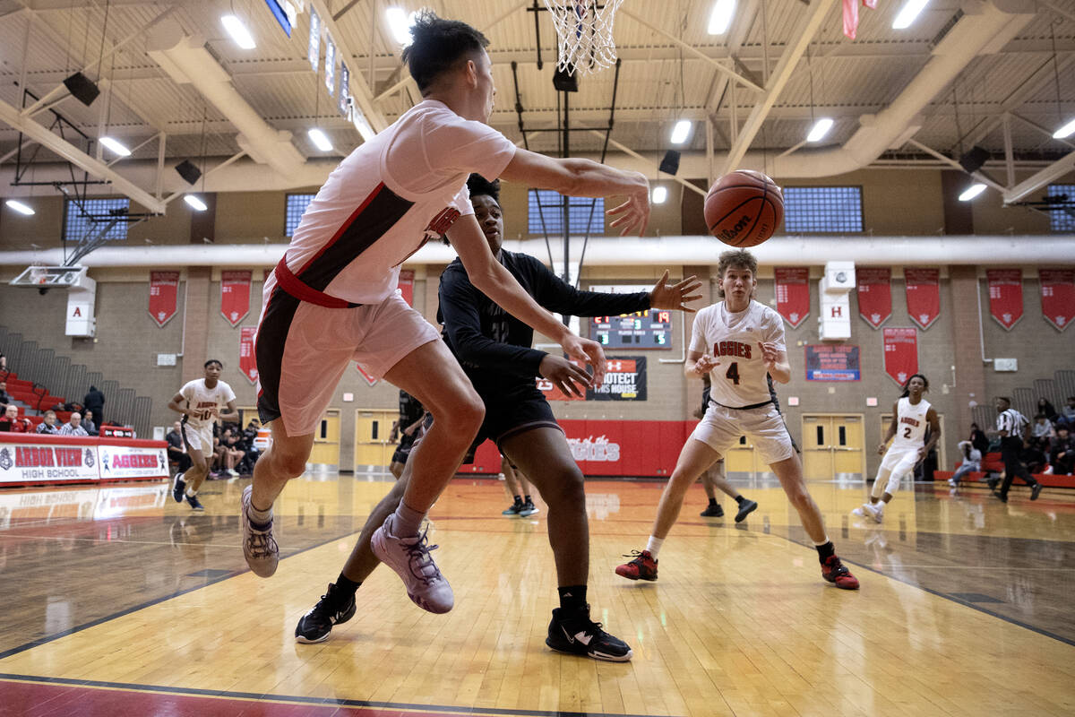 Arbor View’s Ridge Adams, left, jumps to pass to teammate Jalen Dickel (4) while Cimarro ...