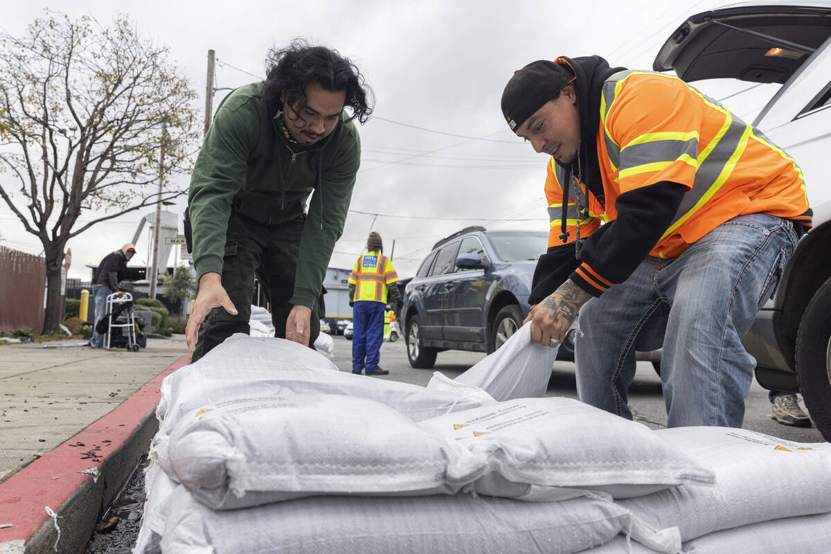 ‘Bom topan’ membawa angin yang merusak, hujan ke California