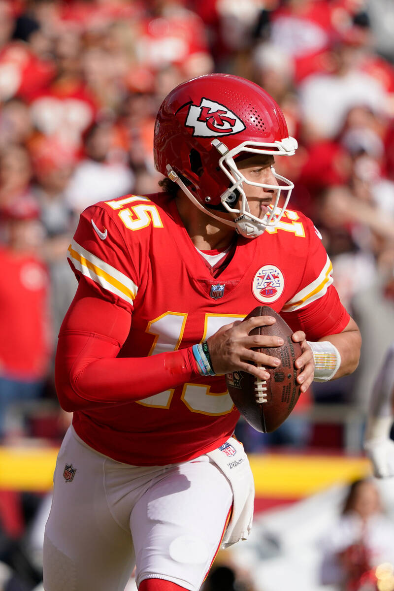 Chiefs' Patrick Mahomes brings high-flying act to Las Vegas, Raiders News