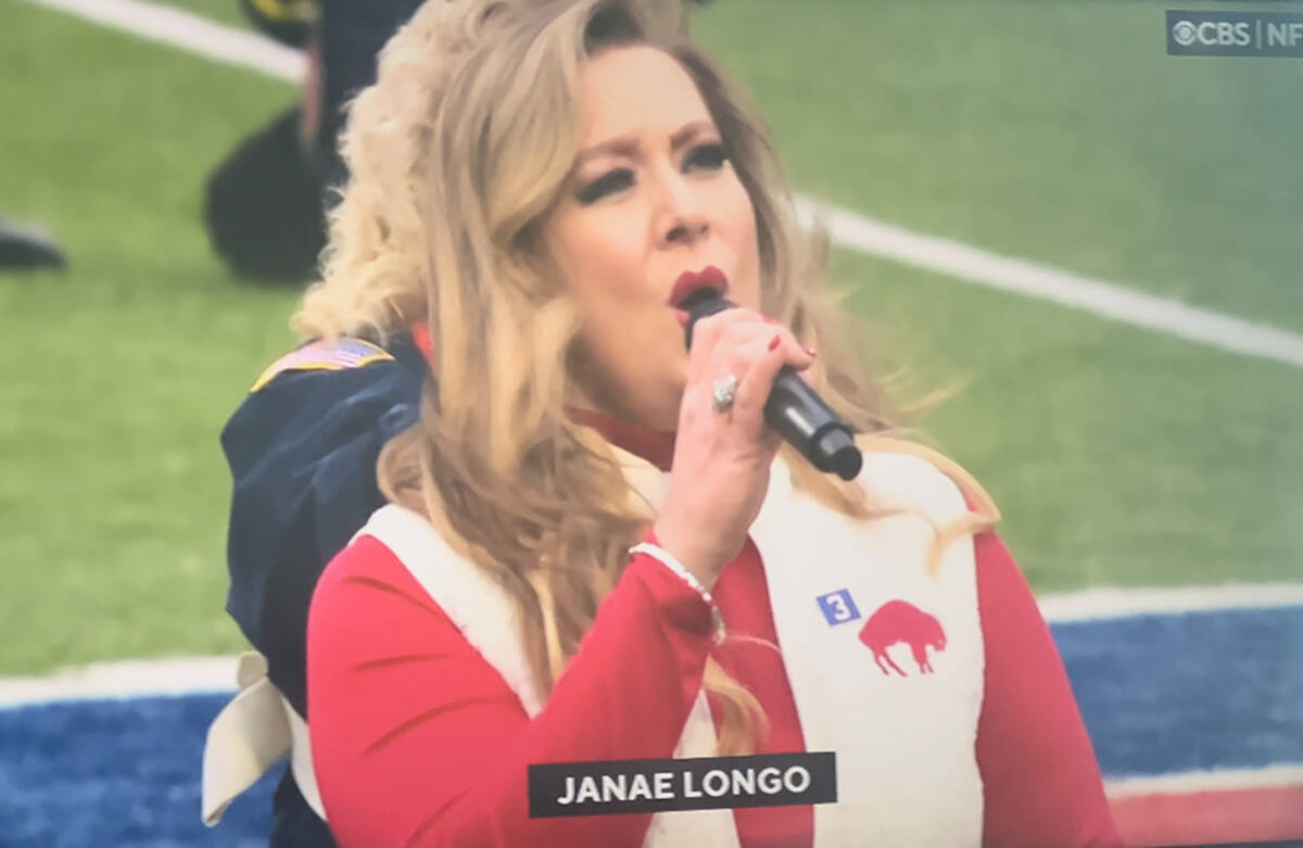 Penyanyi Vegas Janae Longo langsung ke intinya dalam permainan Bills-Patriots