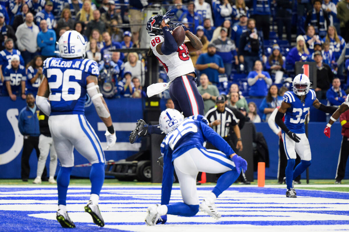 Houston Texans tight end Jordan Akins (88) catches a two-point conversion during an NFL footbal ...