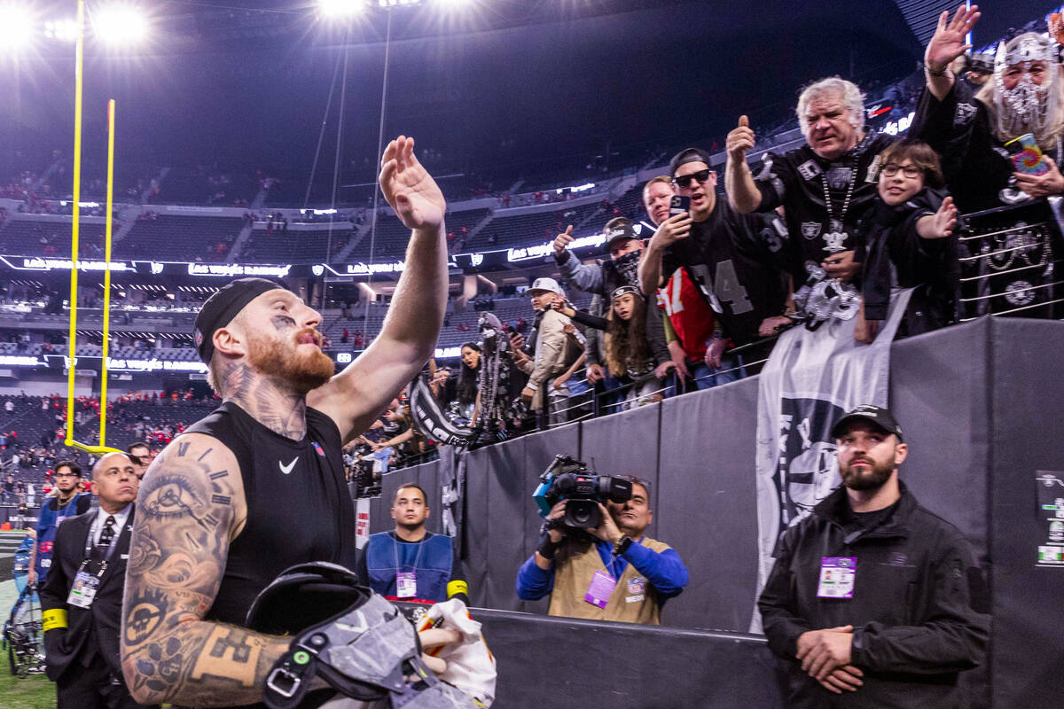 Raiders defensive end Maxx Crosby (98) waves goodbye to the fans following the second half agai ...