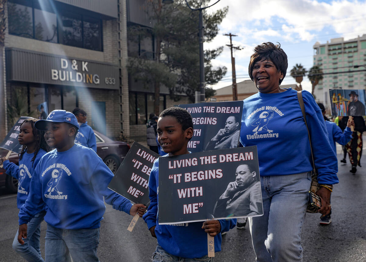 Hujan, hujan es menipiskan kerumunan di parade Hari MLK tahunan di pusat kota Las Vegas