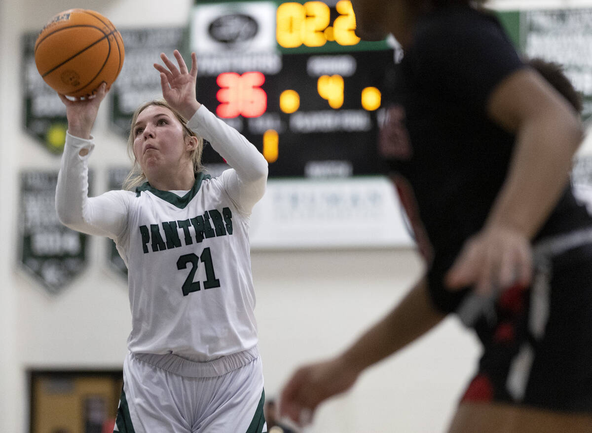 Palo Verde’s Halle McKnight (21) shoots the game-winning free throw during a girls high ...