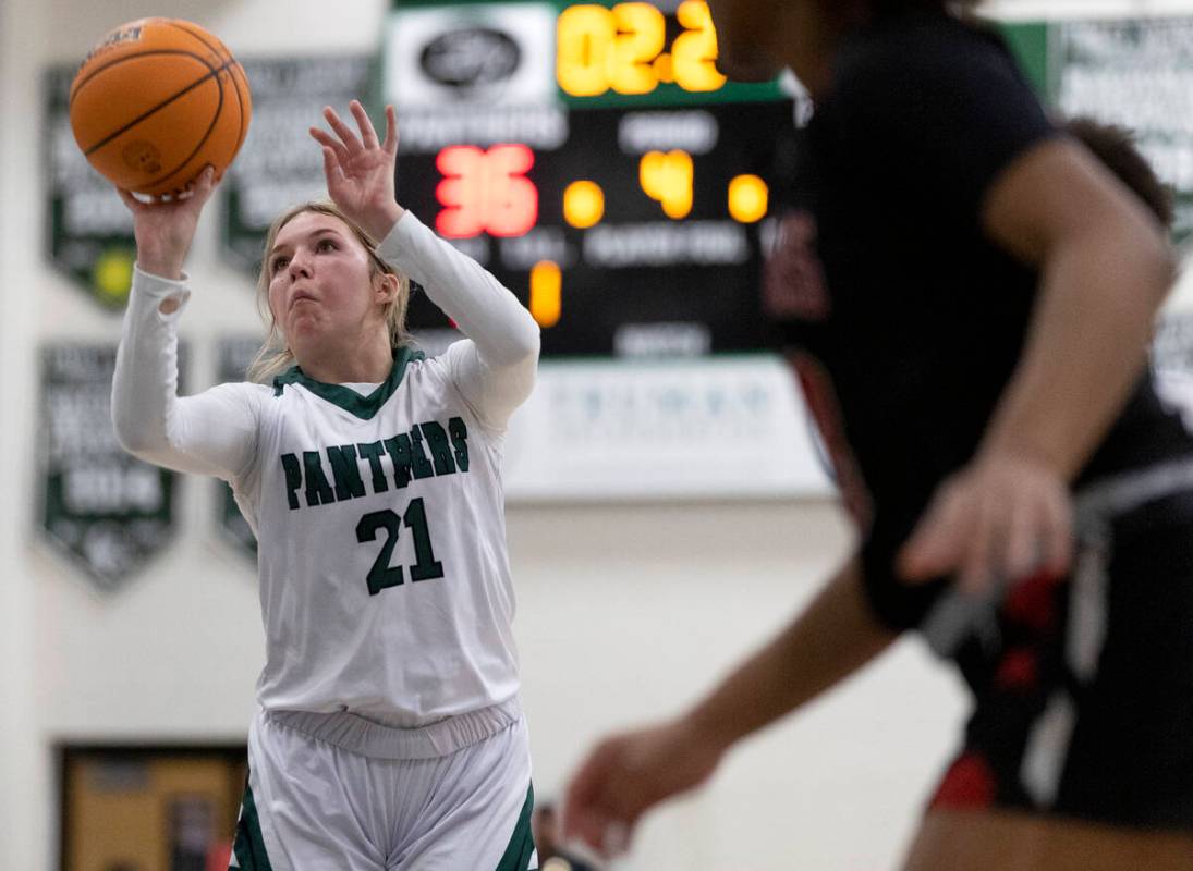 Palo Verde’s Halle McKnight (21) shoots the game-winning free throw during a girls high ...