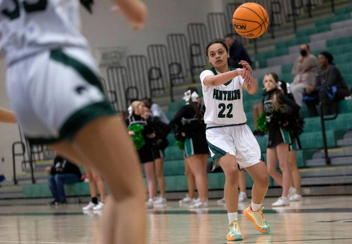 Palo Verde’s Sophia Rivera (22) passes to teammate Olivia Aznarez, obscured at left, dur ...