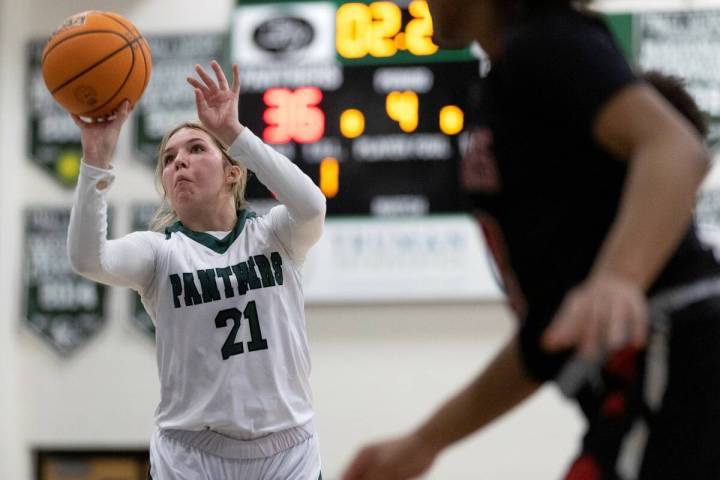 Palo Verde’s Halle McKnight (21) shoots the game-winning free throw during a girls high ...