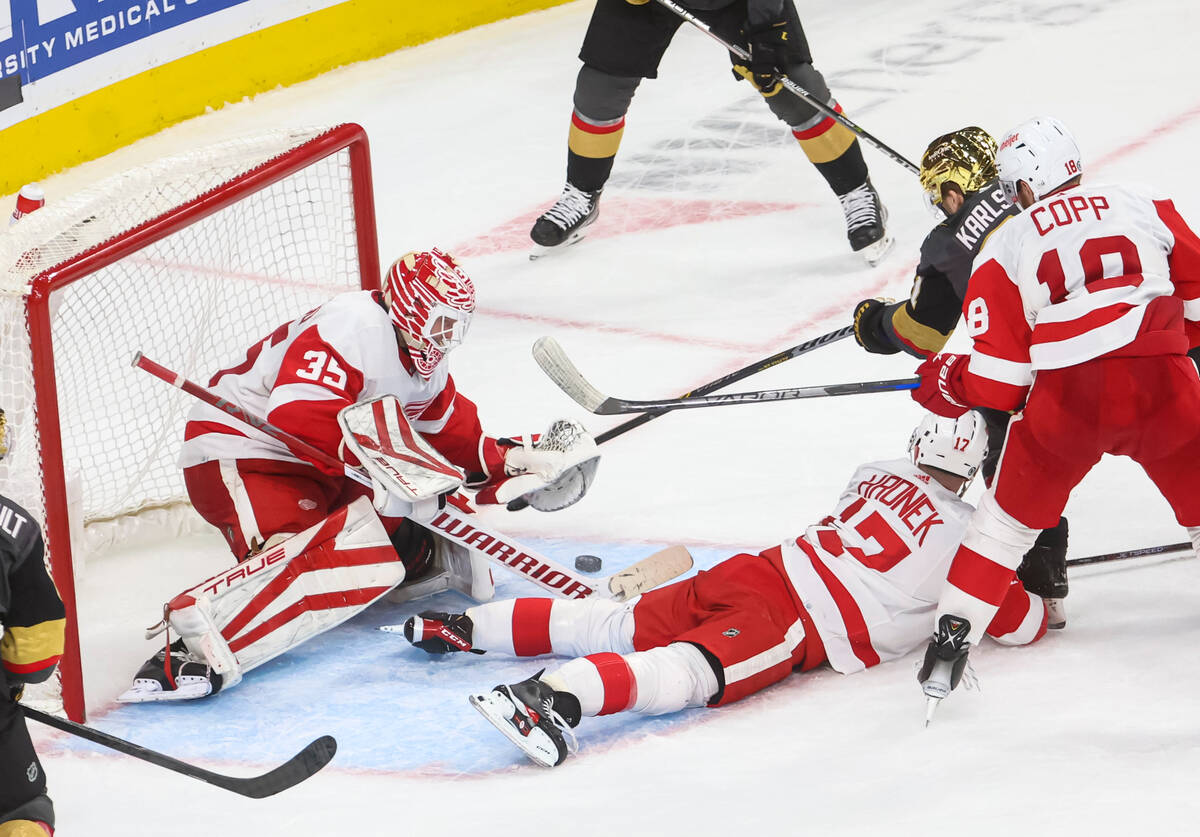 Golden Knights center William Karlsson (71) tries to get the puck in against Detroit Red Wings ...