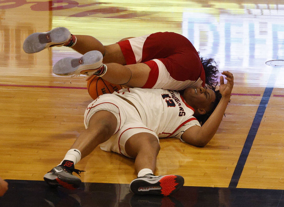 Coronado’s Tee Bartlett (13) falls down with Liberty’s Andre Porter as he tires t ...