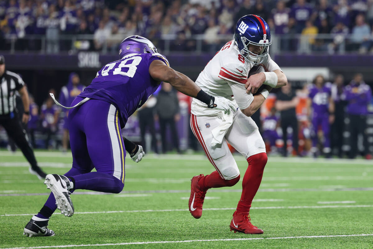 New York Giants quarterback Daniel Jones (8) carries the ball against Minnesota Vikings linebac ...