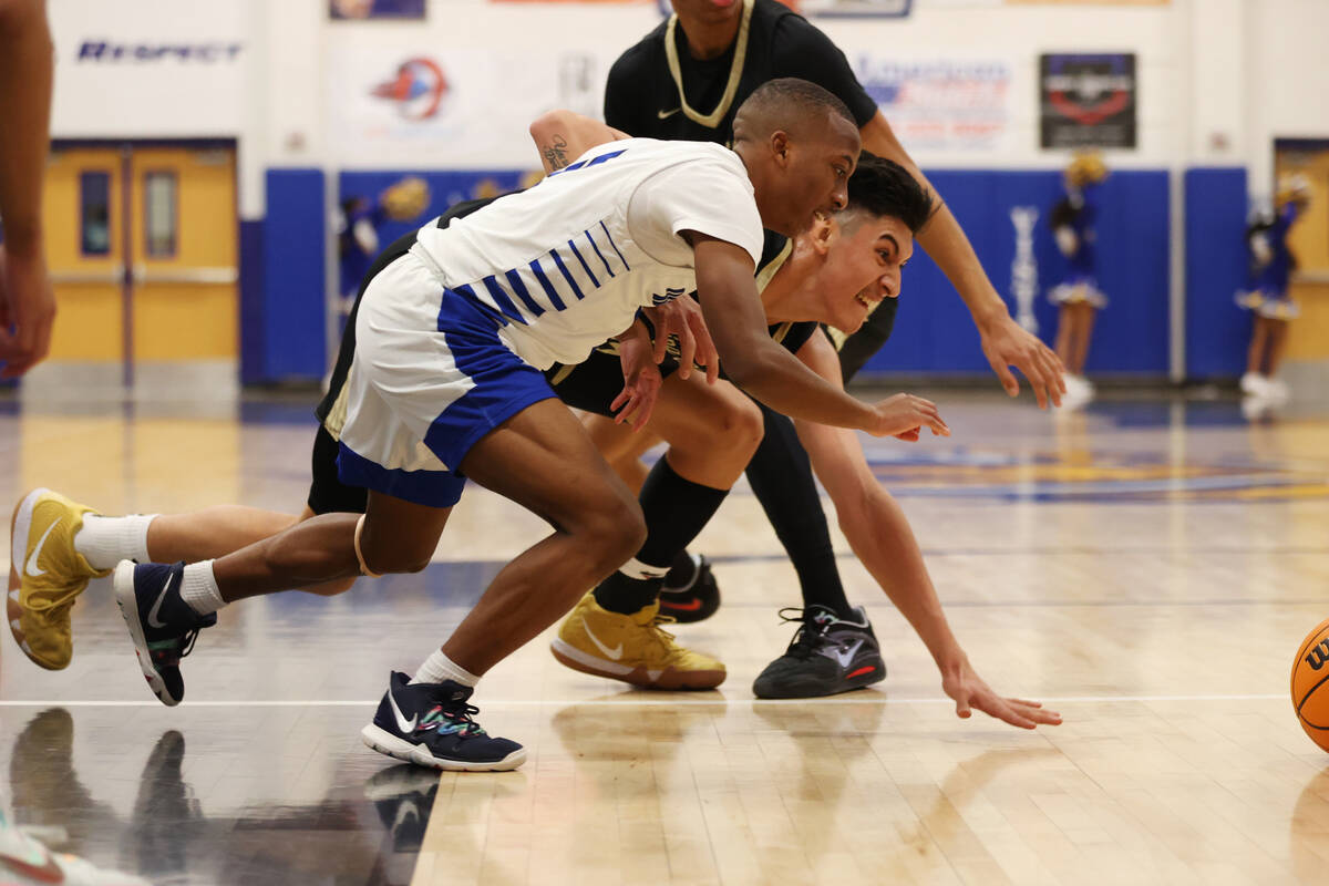 Spring Valley's Osvaldo Biebrich (15) and Sierra Vista's Jaiden Coleman (4) fight for a loose b ...