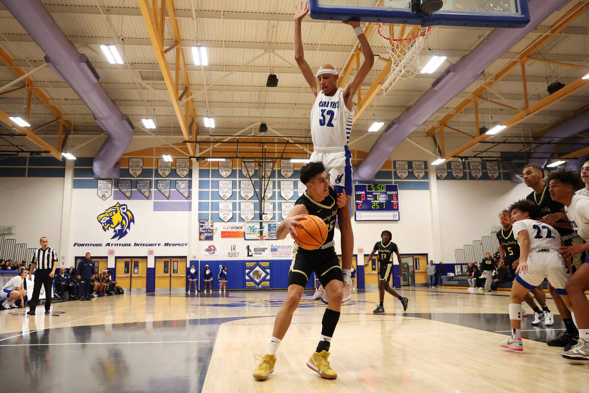 Sierra Vista's Xavaon Staton (32) defends against Spring Valley's Osvaldo Biebrich (15) during ...