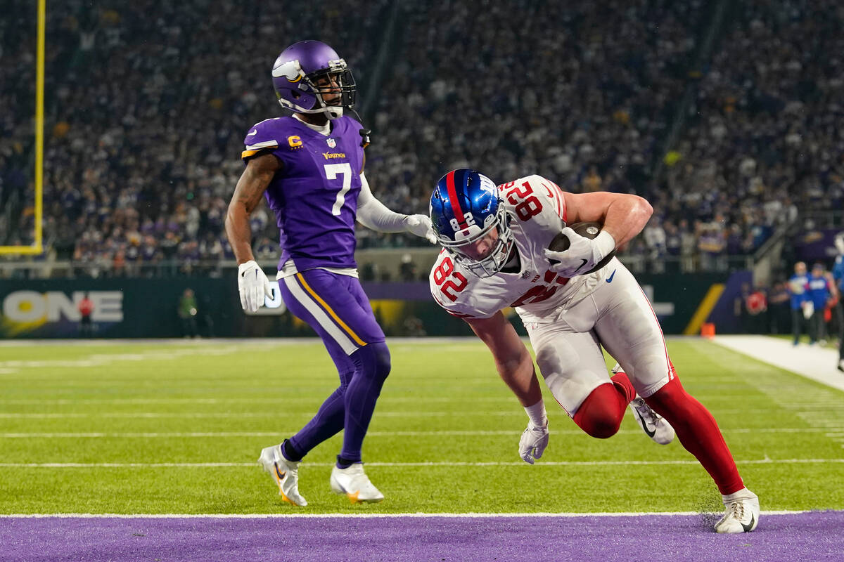 New York Giants' Daniel Bellinger catches a touchdown pass against Minnesota Vikings cornerback ...