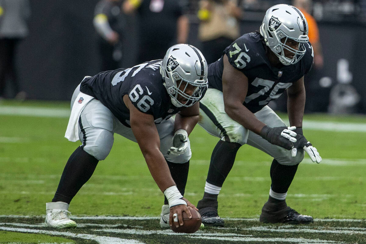 Tom Brady?  Derek Carr?  Penggemar Raiders memiliki pertanyaan