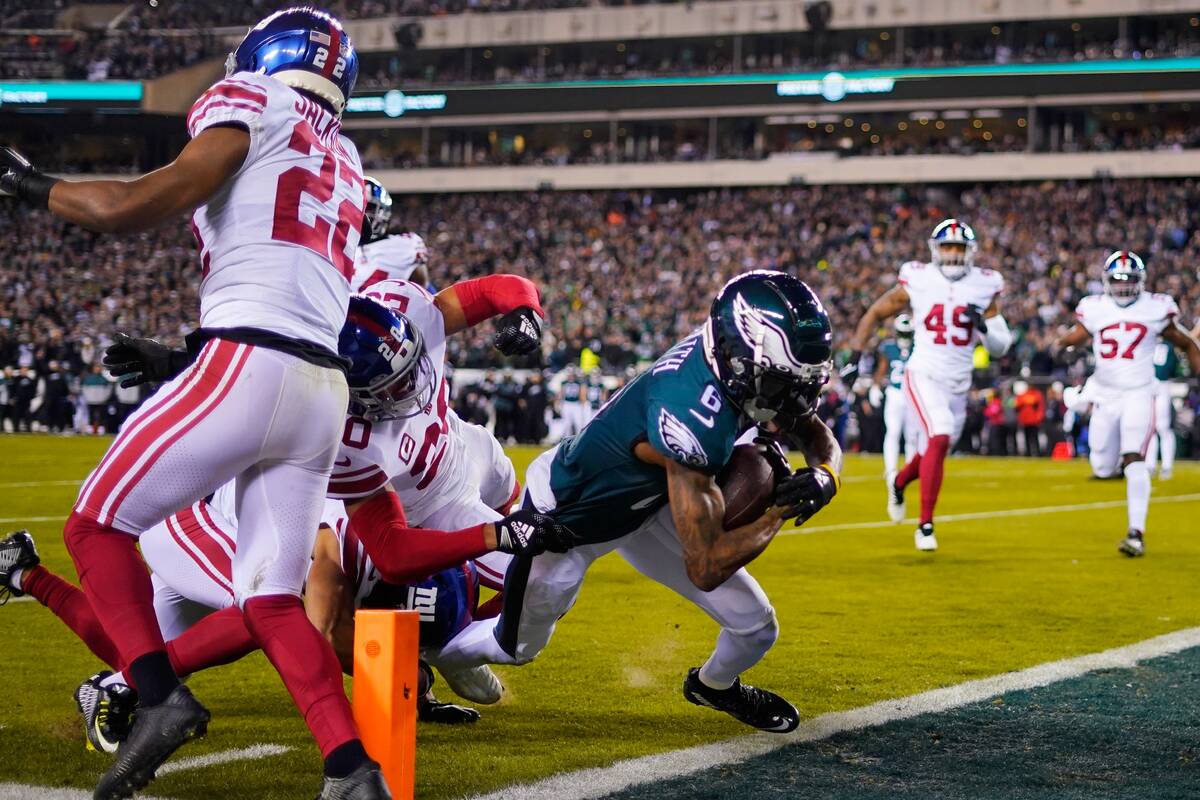 Philadelphia Eagles wide receiver DeVonta Smith (6) avoids a tackle by New York Giants cornerba ...