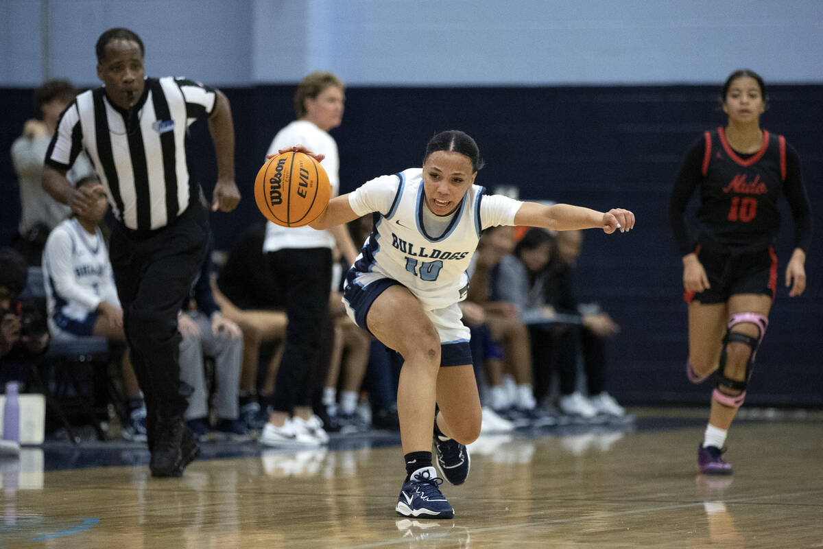 Centennial’s Tayla Perkins (15) breaks away up the court after stealing possession from ...