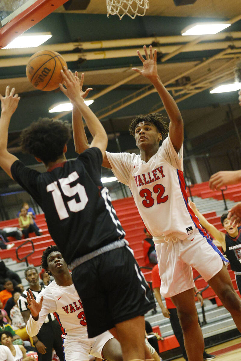 Desert Oasis' Desmond Pyre (15) shoots over Valley's Xavier Shufford (32) during the first hal ...