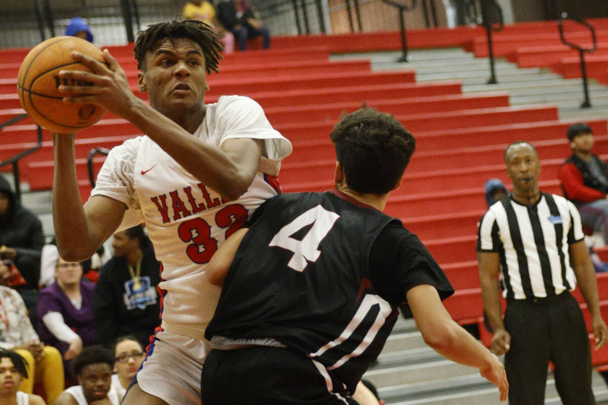Valley's Xavier Shufford (32) looks to pass against Desert Oasis' Dylan McCarther (4) during th ...