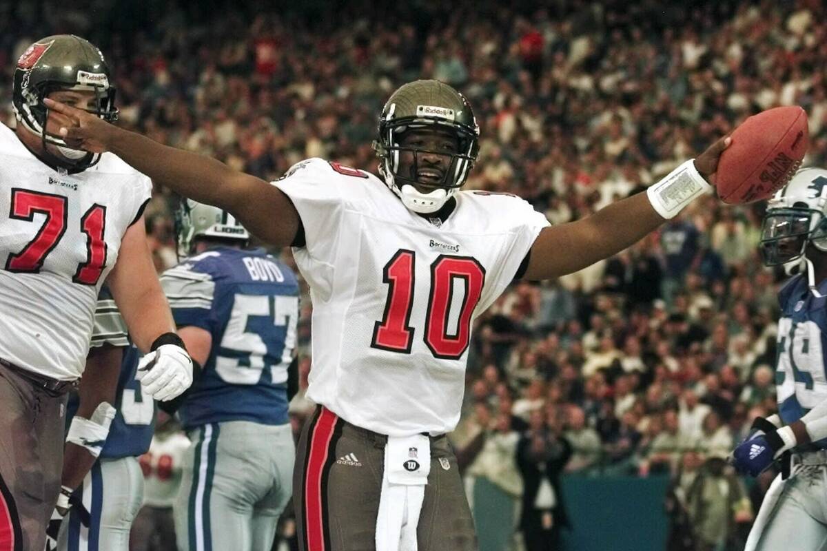 Tampa Bay Buccaneers quarterback Shaun King (10) celebrates his first quarter touchdown with ta ...