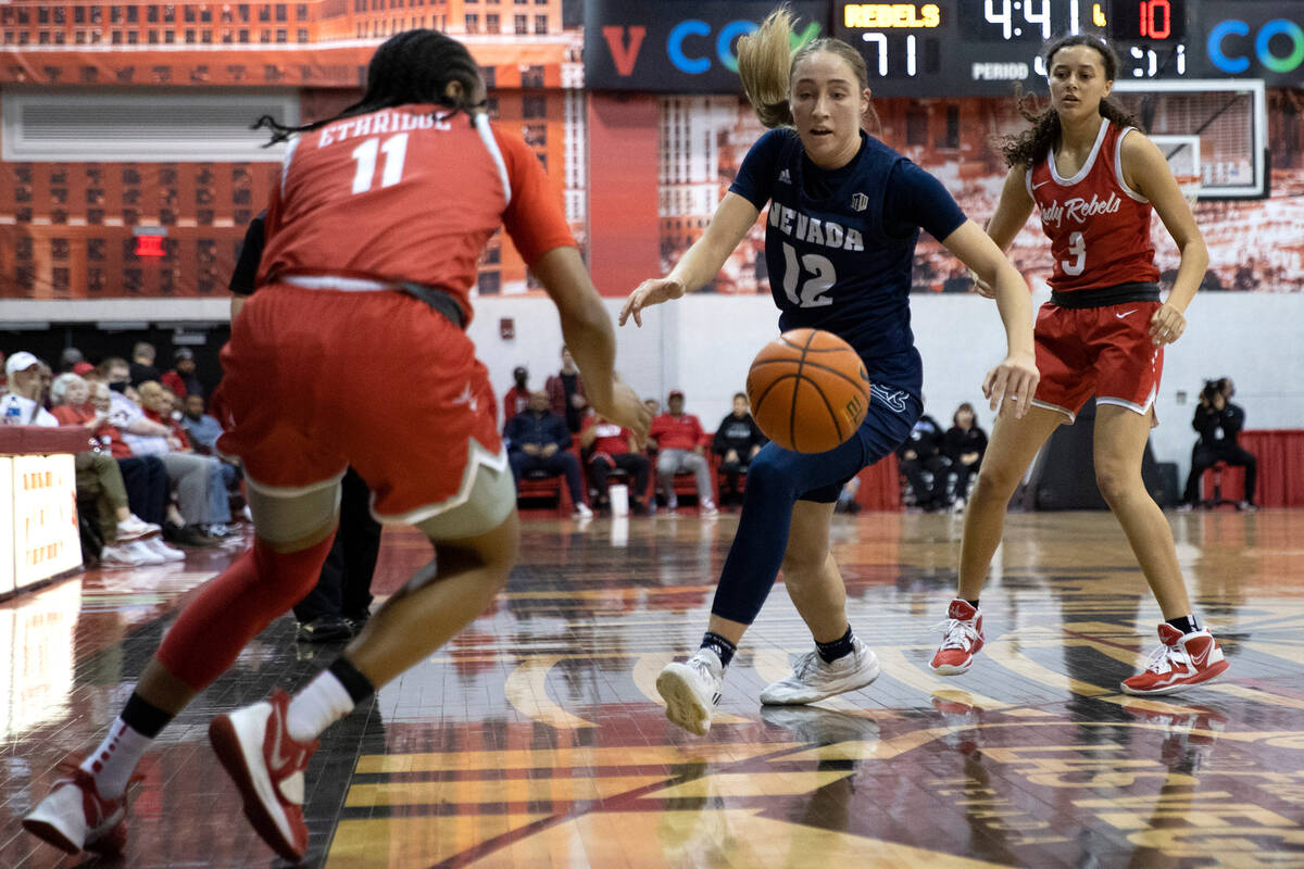 UNLV Lady Rebels guard Justice Ethridge (11) receives a pass from guard Kiara Jackson (3) while ...
