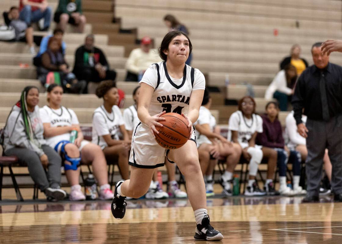 Cimarron-Memorial’s Vanessa Mejia (34) drives toward the hoop during a girls high school ...