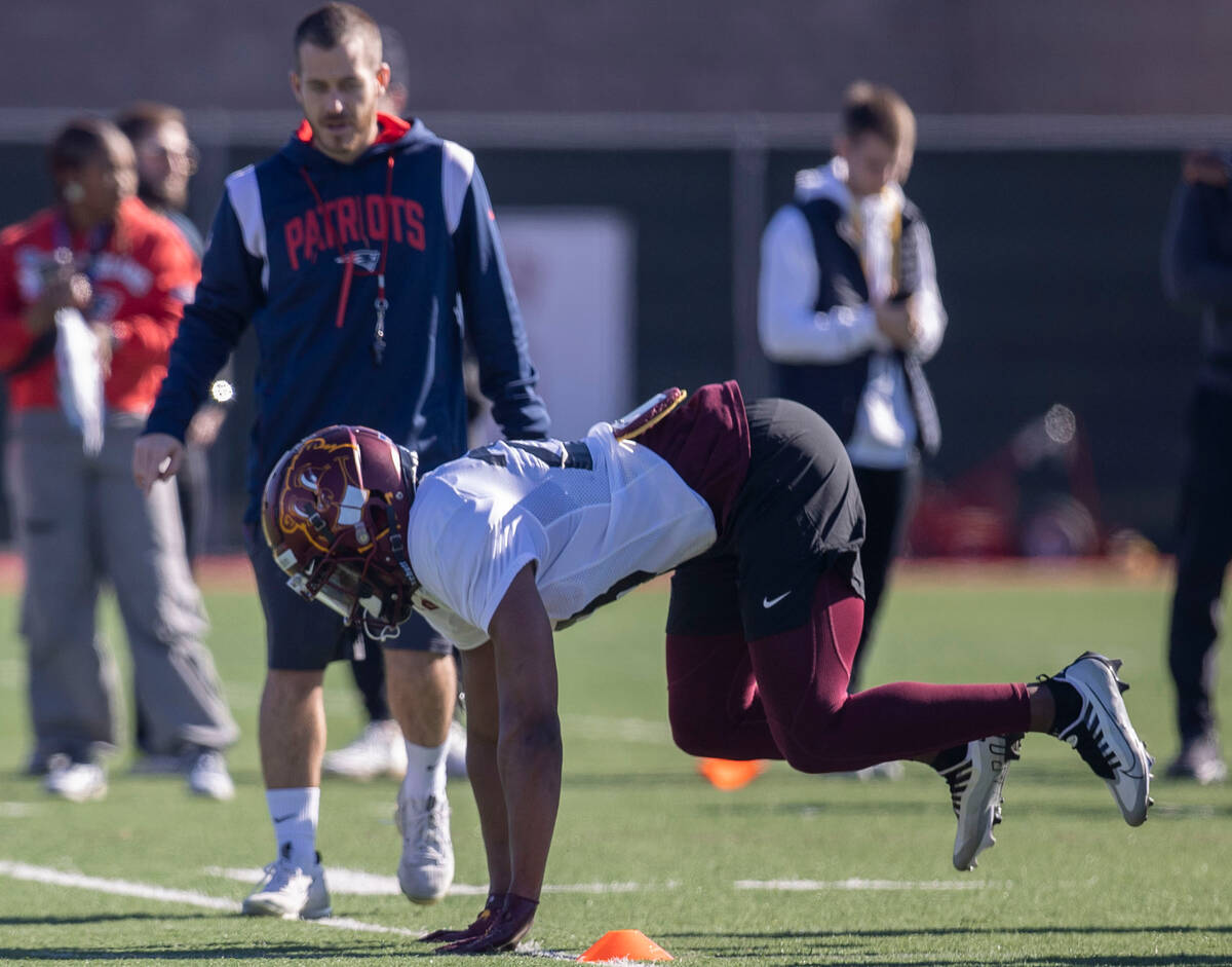 West safety Jordan Howden (28) drops to a psuh-up position during a practice drill for the East ...