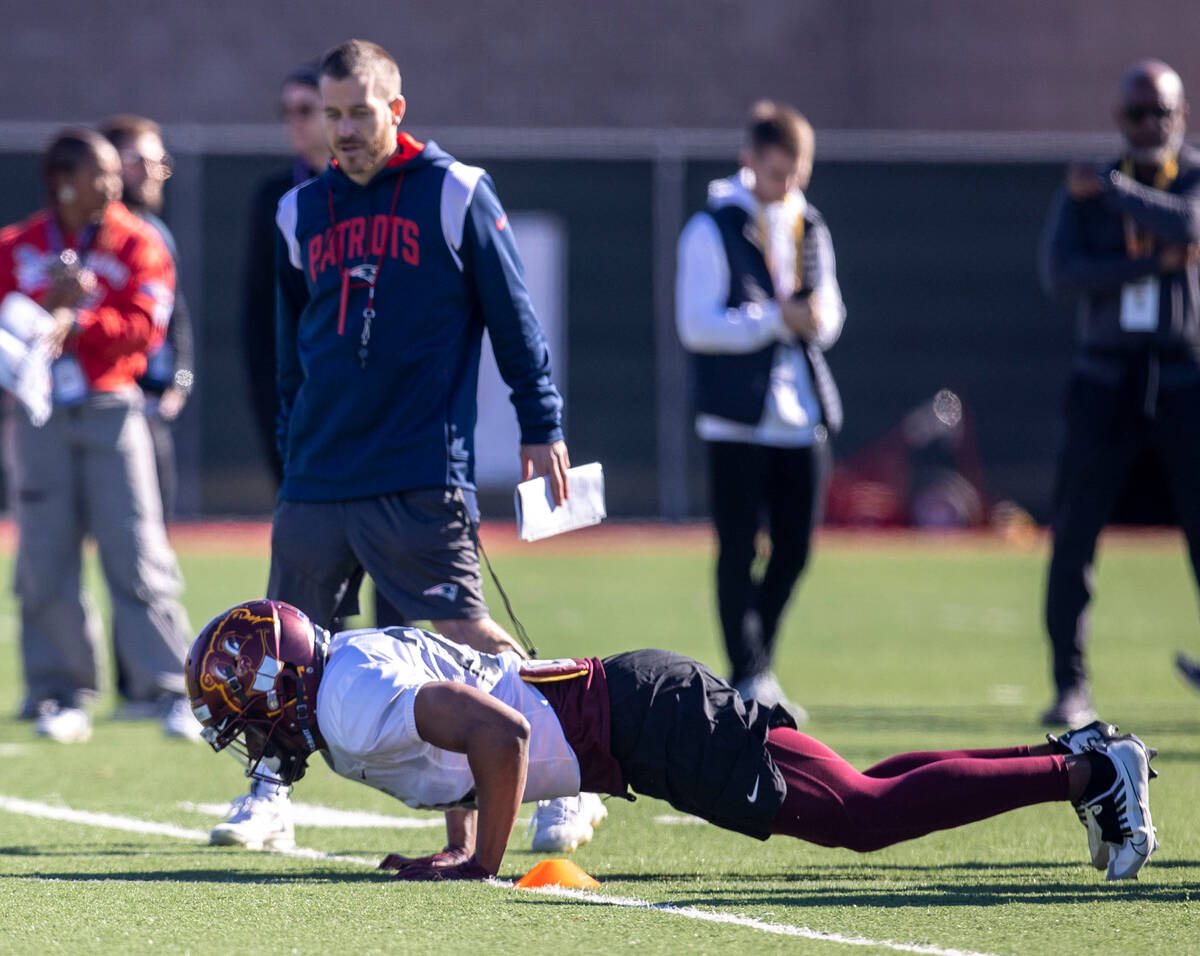 West safety Jordan Howden (28) drops to a psuh-up position during a practice drill for the East ...